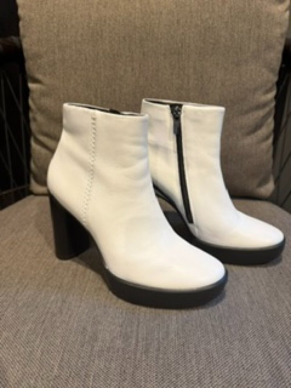 ECCO White Leather Block Heel Ankle Booties – Size 37 / US 6–6.5